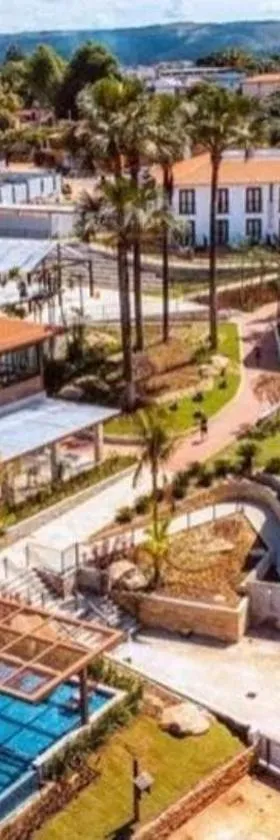 Quinta Santa Bárbara Eco Resort，位于皮雷诺波利斯的酒店