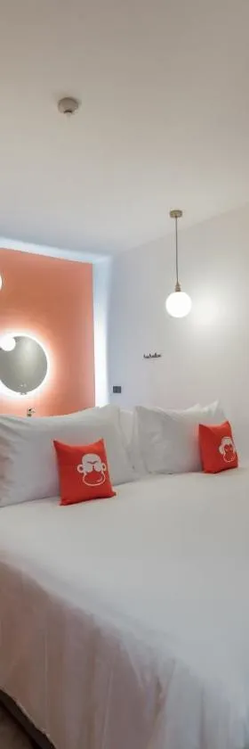 Blu Monkey Hub and Hotel Bangsaen，位于班邦森(1)的酒店