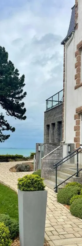 Hôtel Les Costans, The Originals Relais，位于佩罗斯-吉雷克的酒店