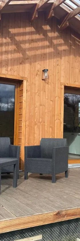 Chalet Hermillon des Ardennes，位于Fromelennes的酒店