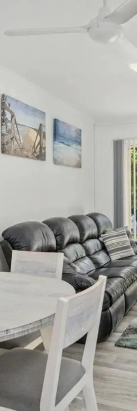 Sand and Sea 1 - Opposite Sawtell's Main Beach & Steps to Cafes, Restaurants & Boutiques!，位于萨维特尔的酒店
