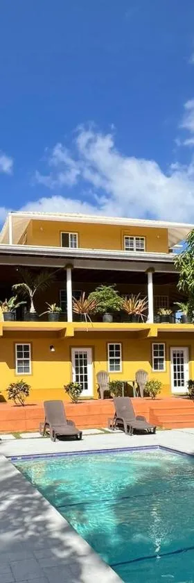 Tropical Apartments Tobago，位于斯卡伯勒的酒店