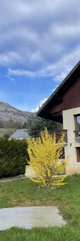 Maison L'Aiguille - 2 appartements, 5 chambres et table d'hôtes au pied de la montagne à la station de Laye，位于Laye的酒店