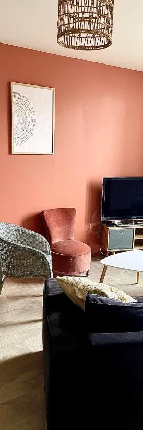CHARMANT APPARTEMENT AVEC GRANDE CAPACITÉ D’ACCUEIL，位于圣雅克德拉朗德的酒店