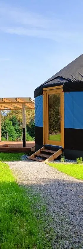Glamping Pogorzany - Jurty，位于Zabierzów的酒店