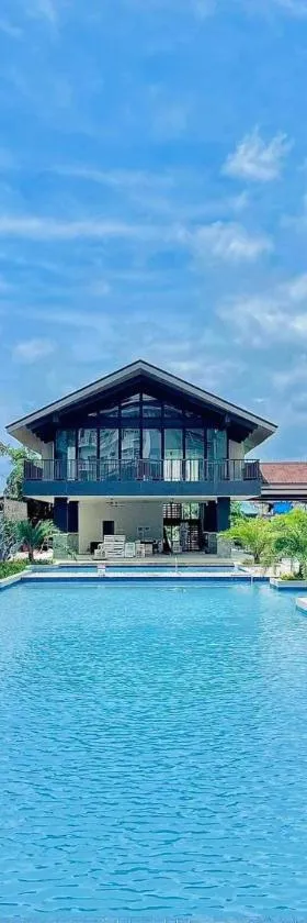 Amani Grand Residences Cebu 3-5 min to Airport Free swimming pool，位于Pusok的酒店