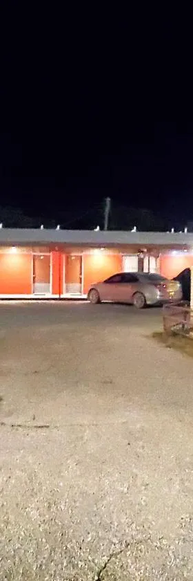 Holiday Host Motel & RV Park，位于索诺拉的酒店