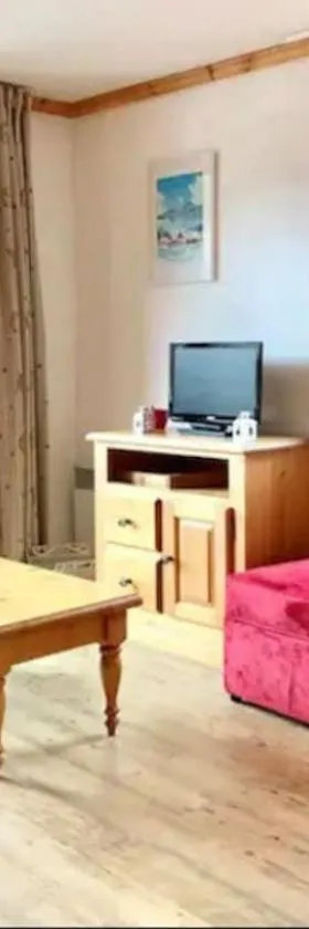 Charmant appartement « Les belles roches » Piscine，位于圣母贝莱克的酒店