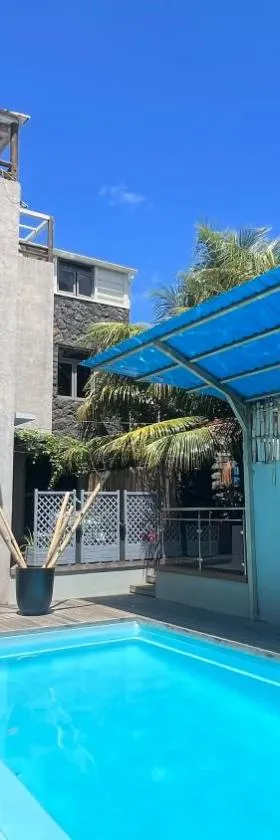 O Paradis Albion Grande piscine et plage à deux pas，位于阿尔比恩的酒店