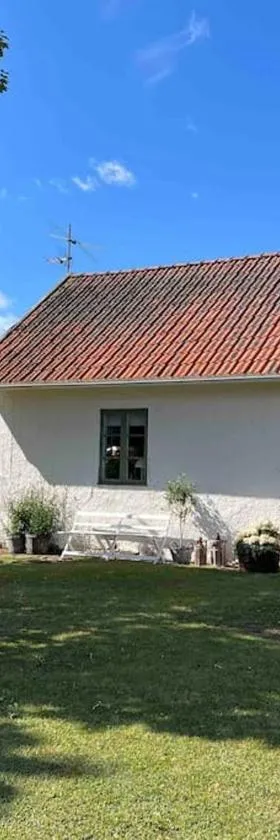 Hamnstuga i Hästholmens småbåtshamn，位于Ödeshög的酒店