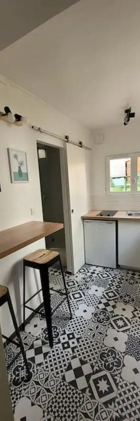 Maisonnette avec jardin proche Paris，位于圣芒代的酒店