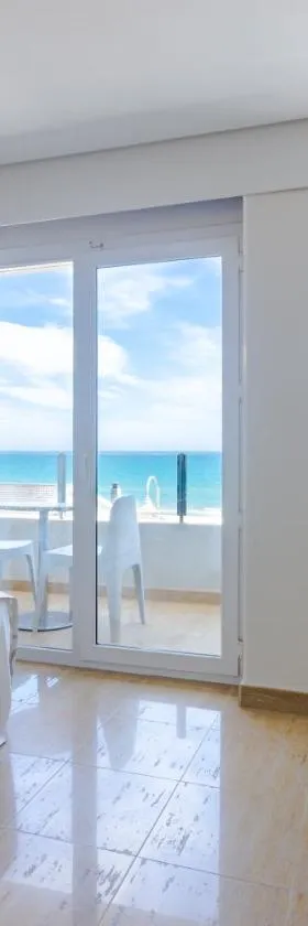 子午酒店，位于瓜尔达马尔·德尔·塞古拉的酒店