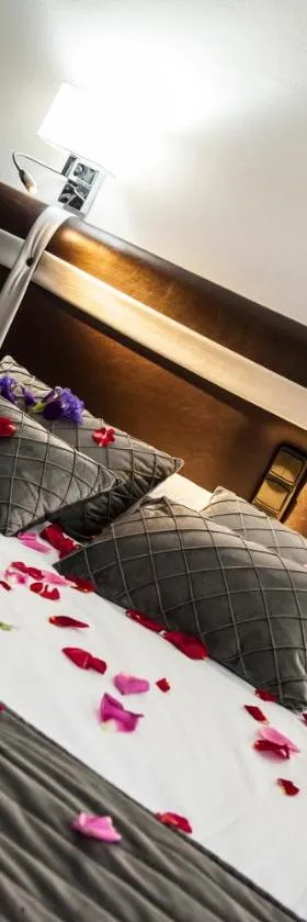 HOSTAL LAS PALOMAS，位于卢塞纳的酒店