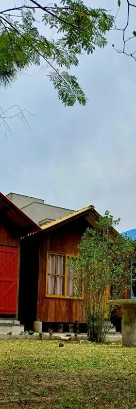 Recanto Cabanas vermelha，位于皮涅拉的酒店