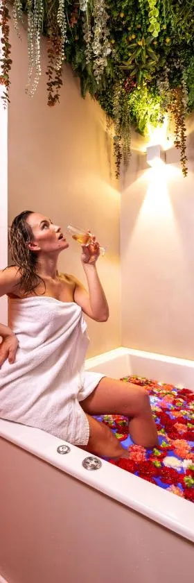 Minamina, chambre avec jacuzzi privatif，位于罗科福尔拉贝杜勒的酒店