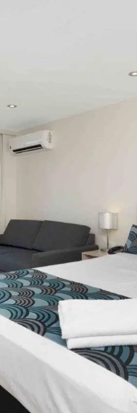 Studio 811 - Picturesque Beachfront Views，位于North Ward的酒店