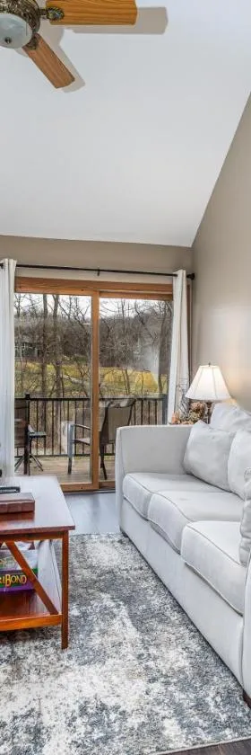 Cozy at Creekwood Getaway，位于加利纳的酒店