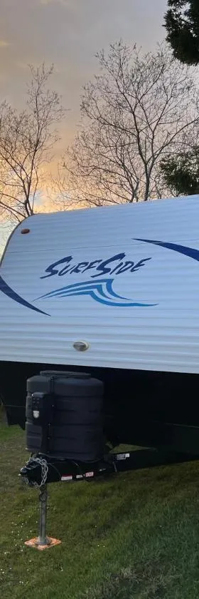 Surfside Glamping camper，位于克拉马斯的酒店