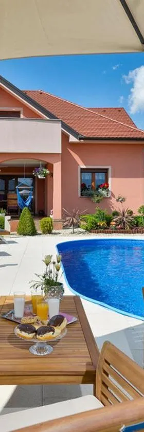 Privatni apartman u vili ,privatni bazen, privatni wellness - jacuzzi, finska sauna，位于Črnec Biškupečki的酒店