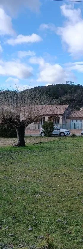 Saint Ambroix Cévennes Gard Ardèche pavillon 6 personnes, tout commerces à pieds，位于圣昂布鲁瓦的酒店
