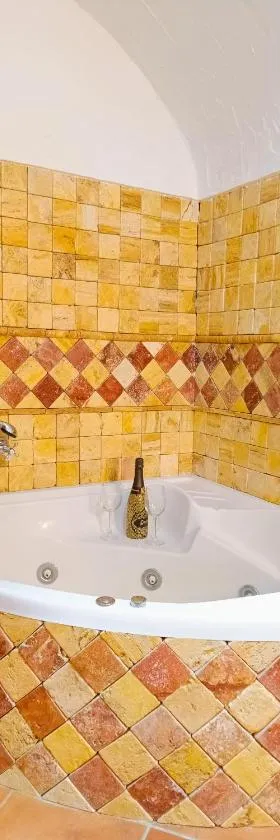 Casa Cueva The Exclusive Royal Andalusian Cave，位于阿尔库迪亚德瓜迪克斯的酒店
