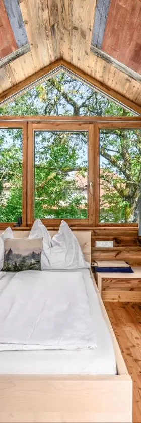 der baum hideaway，位于Inzersdorf im Kremstal的酒店
