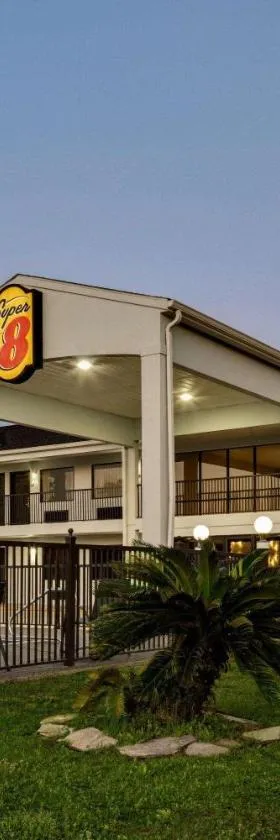 Super 8 by Wyndham Ocean Springs Biloxi，位于海泉市的酒店