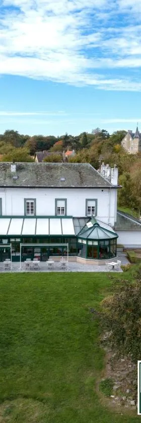 Logis - Hotel Restaurant La Sapinière，位于Wisques的酒店
