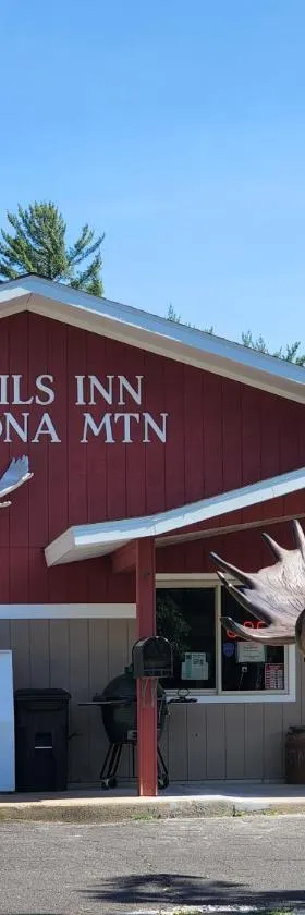 Trails INN Quadna Mountain Motel & RV Park，位于Hill City的酒店