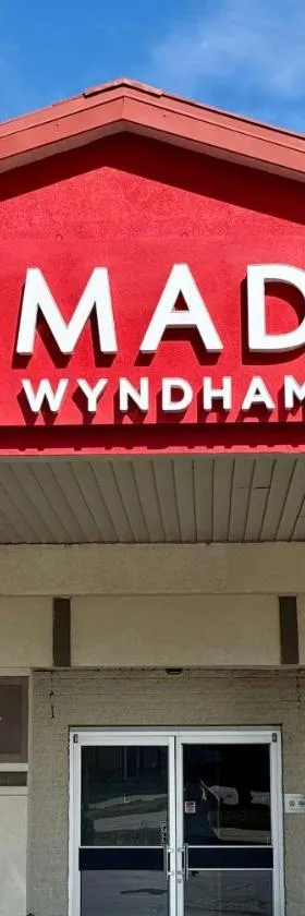 Ramada by Wyndham Lumberton，位于兰伯顿的酒店