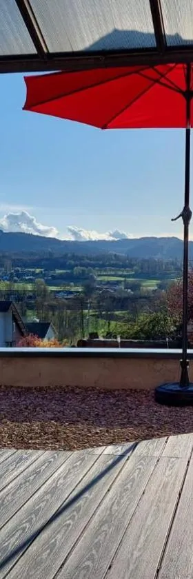 Gîte de France LA MARMOTTE avec terrasse privative proche du lac d'Aiguebelette，位于Saint-Béron的酒店