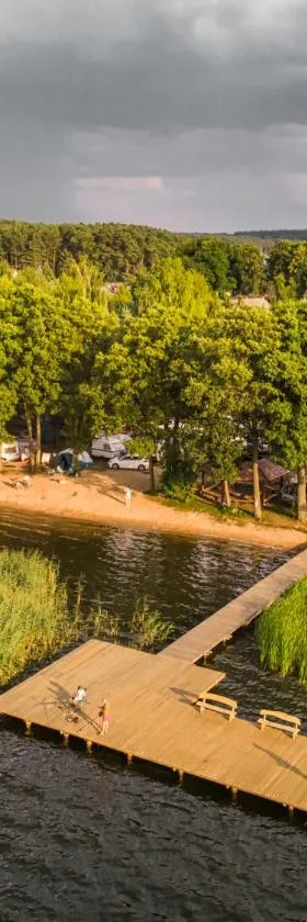 RiW Małe Swory - Domek pływający Houseboat i domki drewniane，位于Małe Swornegacie的酒店
