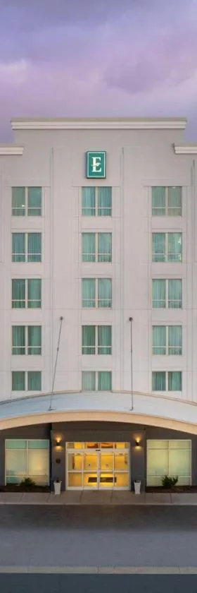 Embassy Suites by Hilton Dulles North Loudoun，位于阿什本的酒店