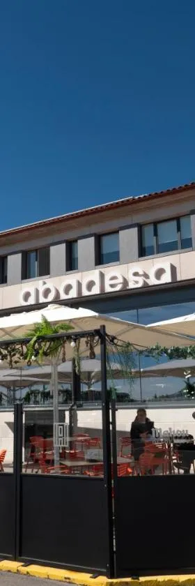 Restaurante Hotel Abadesa，位于维拉贡扎罗-佩德纳雷斯的酒店
