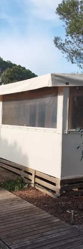 Mobil home à louer dans camping des cigales le muy 5 étoiles，位于勒米伊的酒店