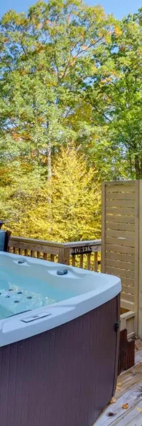Pocono Getaway A frame Cabin w/ Hot Tub Sauna，位于东斯特劳兹堡的酒店