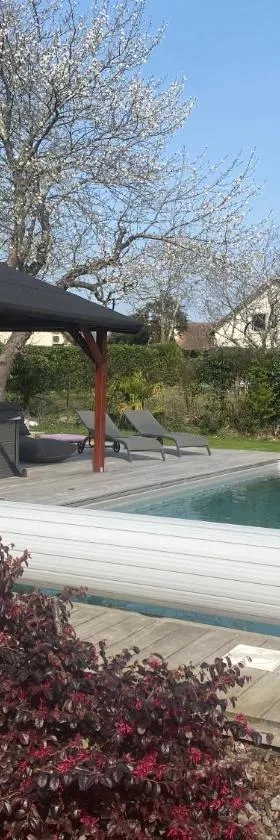 2 chambres dans villa avec spa et piscine，位于Idron的酒店