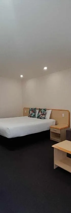 红桥汽车旅馆，位于Woombye的酒店
