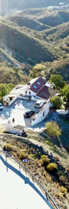 Guesthouse Un Poco Mas，位于Canillas de Aceituno的酒店