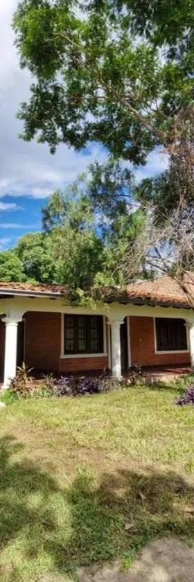 Casa familiar estilo colonial a metros del lago，位于圣贝纳迪诺的酒店