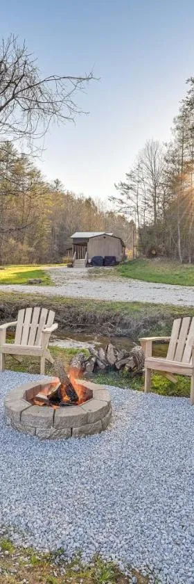 Private Hot Tub Dog-Friendly Red River Gorge Home，位于Rogers的酒店
