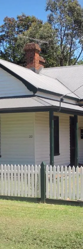 Lynden Cottage - built 1884 in the heart of town，位于Trentham的酒店