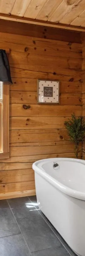 Cozy family friendly Cabin with hot tub, near Gatlinburg, Pigeon Forge, Dollywood，位于赛维尔维尔的酒店