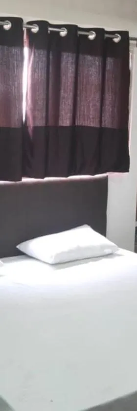 Hotel LION'S BNB，位于印多尔的酒店