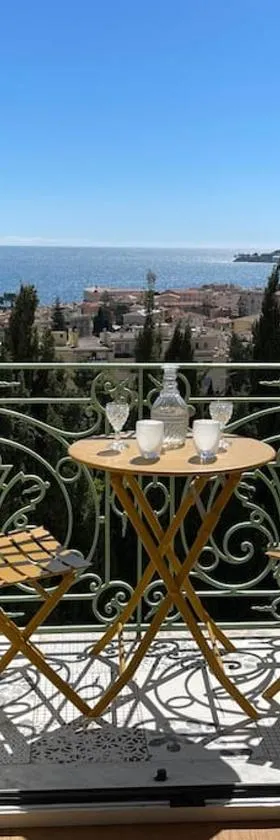 5 mn du centre de Beaulieu.，位于滨海博利厄的酒店