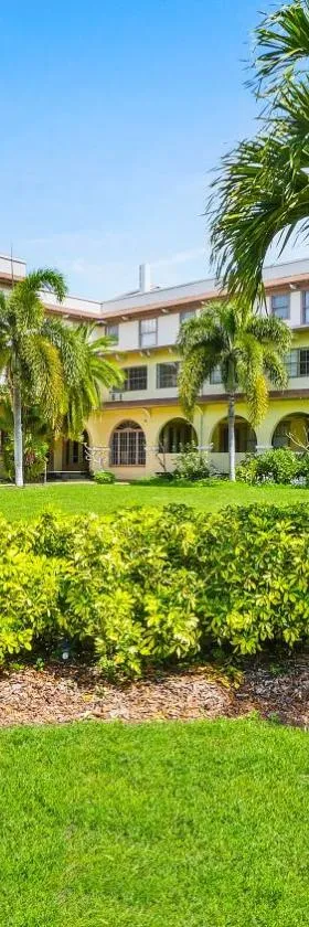 Crystal Bay Historic Hotel，位于圣彼得堡的酒店