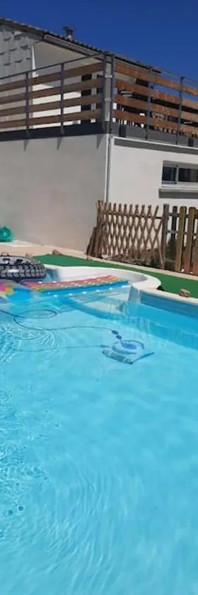 Gîte avec piscine - 4 personnes - Pays Cathare，位于Cuxac-Cabardès的酒店