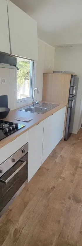 Superbe mobile home neuf - Mazet 71 - Camping la Carabasse，位于维亚斯的酒店