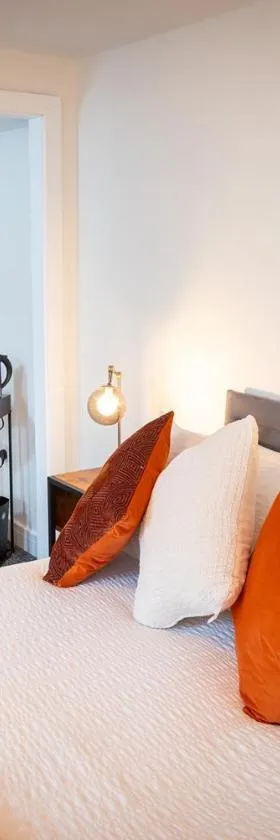 Kings Arms Suites - Luxury Double - Waterfall Shower - Self Check In，位于怀特黑的酒店