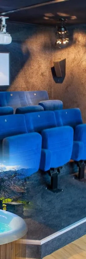 Cinéma Enchanté maison d'hôtes avec écran géant et bain nordique，位于Prez-vers-Siviriez的酒店